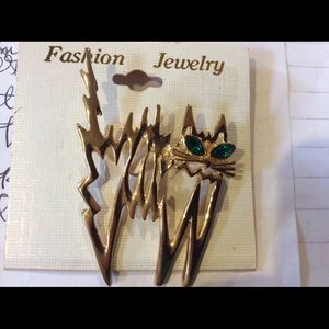 Scary cat pin gold colored green eyes NWT